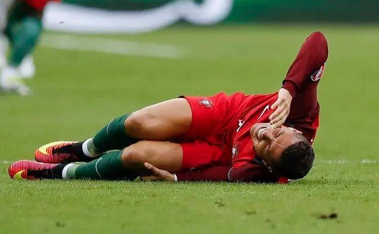 真老了?C罗沙特杯又翻车!十人应战都打不过,三年就捧一回杯